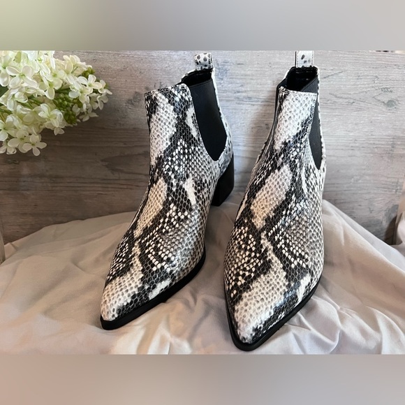 Blondo Noa Waterproof White/Grey Snake Embossed Leather Bootie Size 8 Like New - Picture 2 of 14